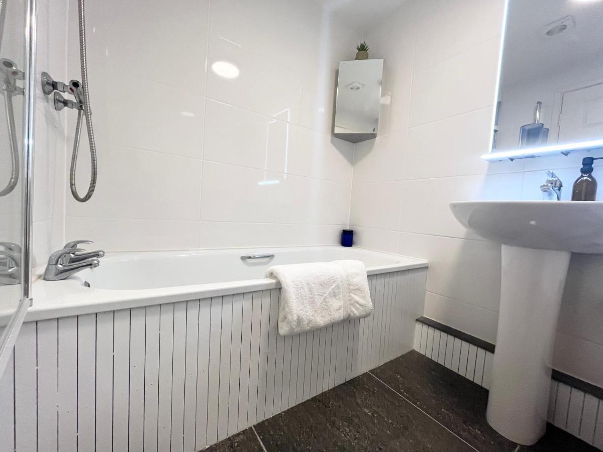 Apres Beach Apartment Sleeps 4 Penzance Exteriér fotografie